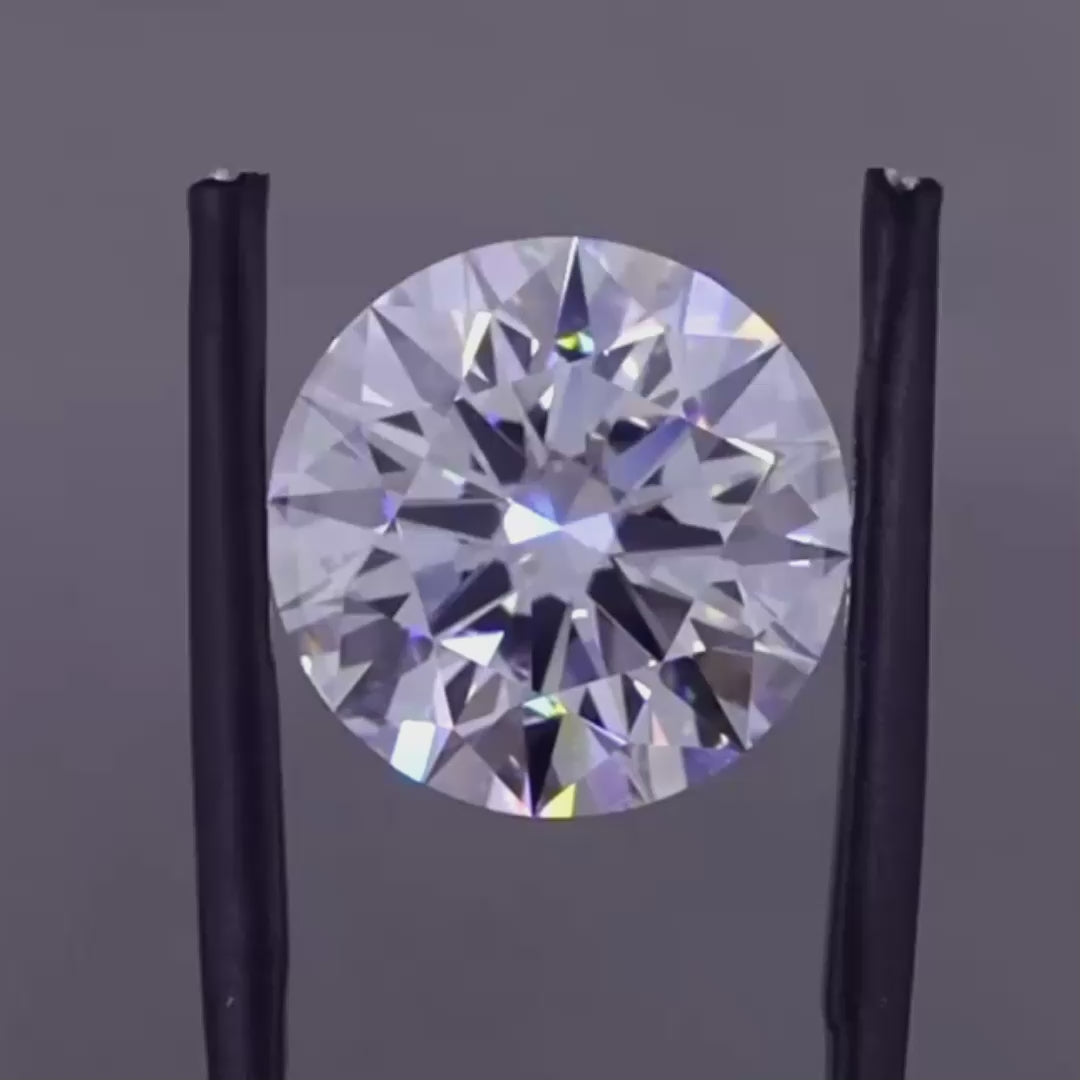20.ct DVVS1 Roundt held in a tweezer